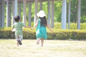 子供が公園で遊んでいる様子